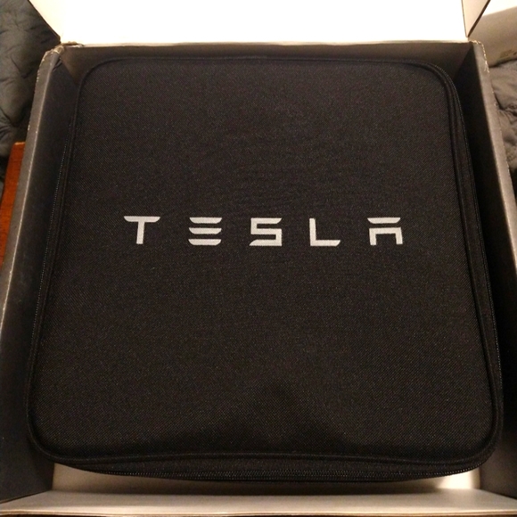 Tesla charger - Picture 1 of 5